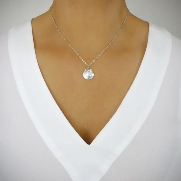 Short rhodium plated seashell necklace with Zirconia